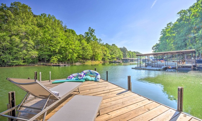 Townville House | Lakefront Townville Gem w/Boat Dock & Kayaks