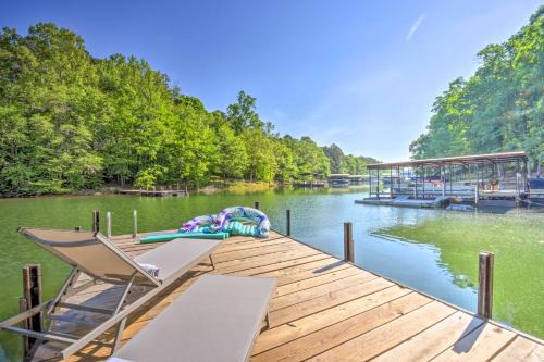 Townville House | Lakefront Townville Gem with Boat Dock and Kayaks