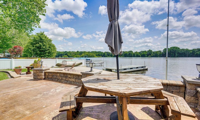 Howe House | Lakefront Vacation Rental ~ 10 Mi to Shipshewana!