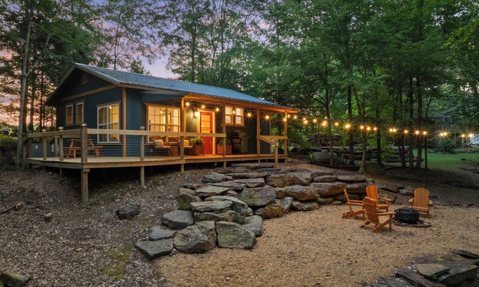 Crane Hill Cottage | Lakefront — Walk to Water — Fire Pit — WiFi — Grill — Hot Tub
