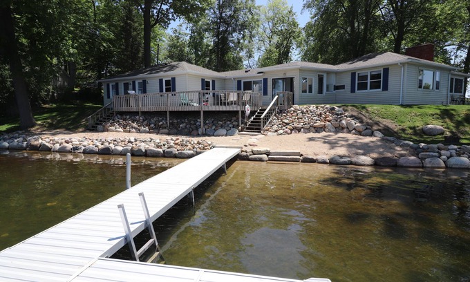 Plainwell House | Lakefront Walkout Cottage, Beach, Dock, Kayaks, Sunsets on Pine Lake! 🐚🐟