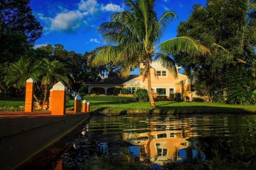 Winter Haven House | Lakefront Winter Haven Retreat Hot Tub and Patio!