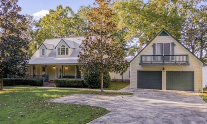 Jasper House | LAKEFRONT-YEAR ROUND WATER- FEW STAIRS TO WATER! Boat slip!