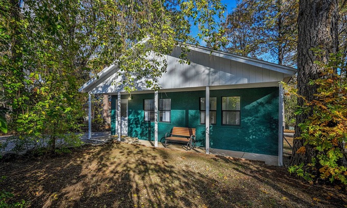 Lakehead-Lakeshore House | Lakehead Bungalow + full RV hookups at Lake Shasta