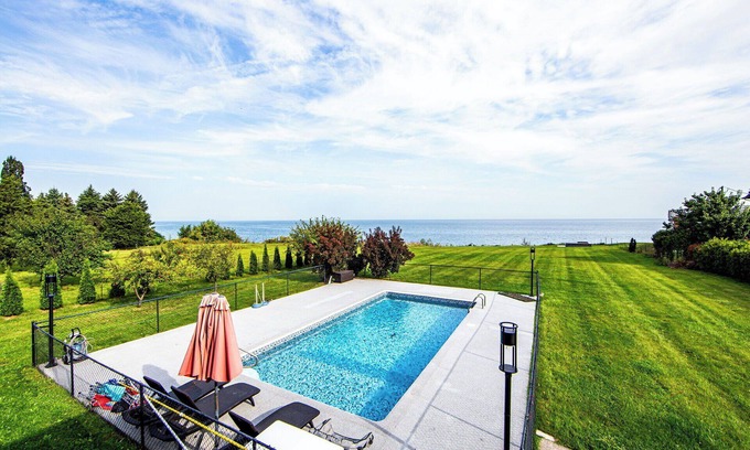Grimsby House | Lakehouse with Spectacular View + Pool and 5 Bedrooms close to Niagara Falls