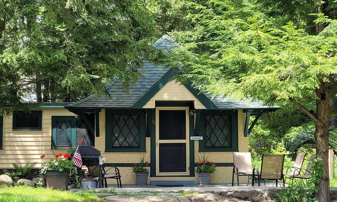 Lake George Cottage | Lakeshore Cottage on Private Estate