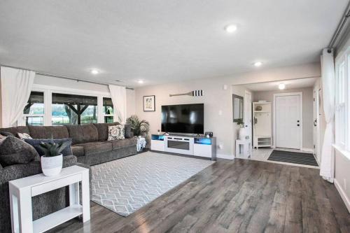 Elkhart Villa | Lakeshore Cottage Waterfront/Great Wi-fi