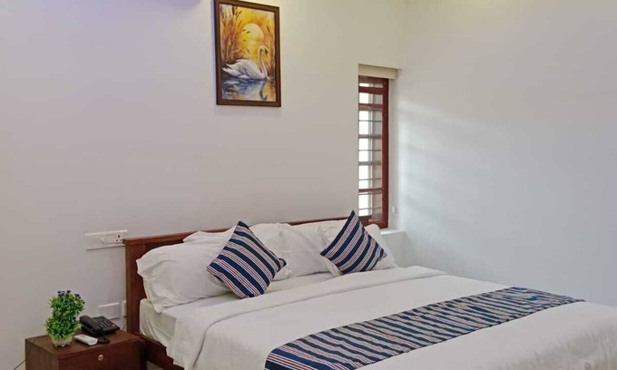 Thanneermukkom Villa | Lakeshore Premier Serviced Villa - Room Near Lake Vembanad!