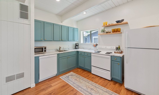 Monticello House | Lakeside Bliss: Spectacular Lake Views and Access!