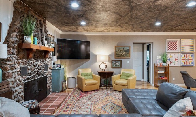 Vinita House | Lakeside Cabin at Check-In Bay
