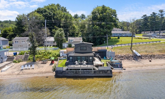 Colchester Cottage | Lakeside Cottage ~ Pool, Hot tub & Private Beach