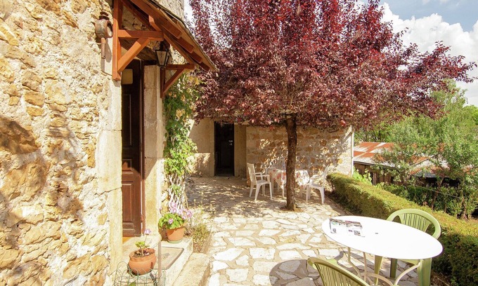 Chasteaux Cottage | Lakeside Cottage Roziers Retreat