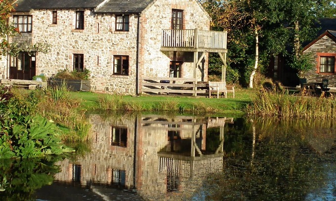 Callington Cottage | Lakeside cottage - tranquil water views, free fishing & hot tub