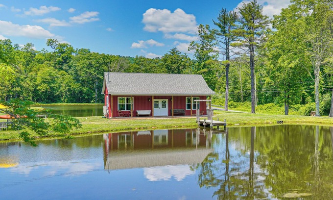 Brodheadsville Cottage | Lakeside Cottage w/Porch in Pocono Mountains