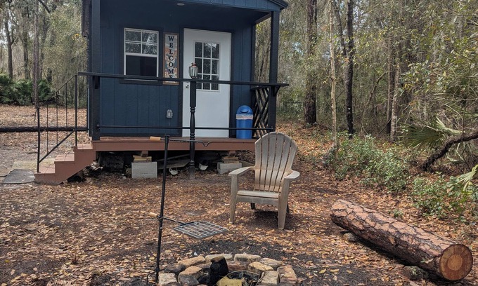 Edgar Cabin | Lakeside Cozy Glamping Pet-Friendly, Free Parking