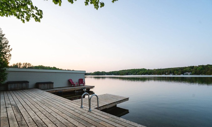 Brockton Cottage | Lakeside Haven With Firepit & Bbq: Waterfront Cottage for Unforgettable Retreat