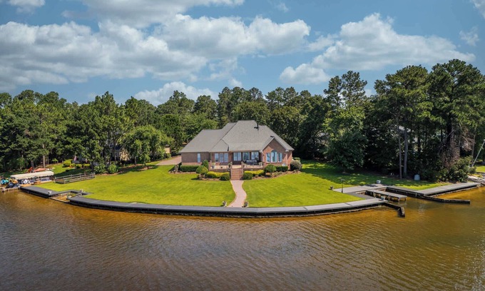 Olivia House | Lakeside Lane Retreat