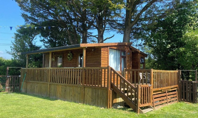 Castlemartyr Cabin | Lakeside Lodge - Castlemartyr - Sleeps 4