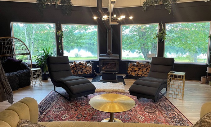 Erbs Cove Cabin | Lakeside Lodge with hot tub, wood stove and kayaks!