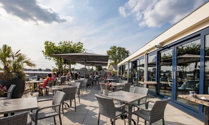 Oud-Loosdrecht House | Lakeside Lodging with Bike Rentals, Canoe Launch and Gourmet Restaurant