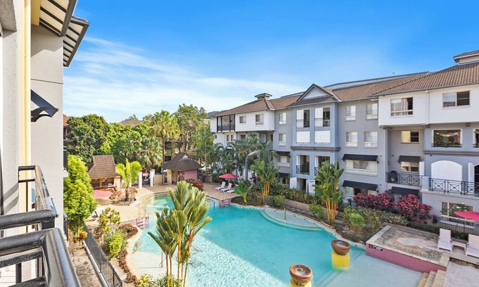 Cairns North Apartment | Lakeside Luxe Retreat - Pool View, BBQ,Spa Bath