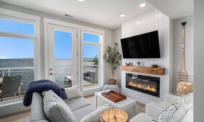Oden House | Lakeside Luxe Retreat + Sauna!