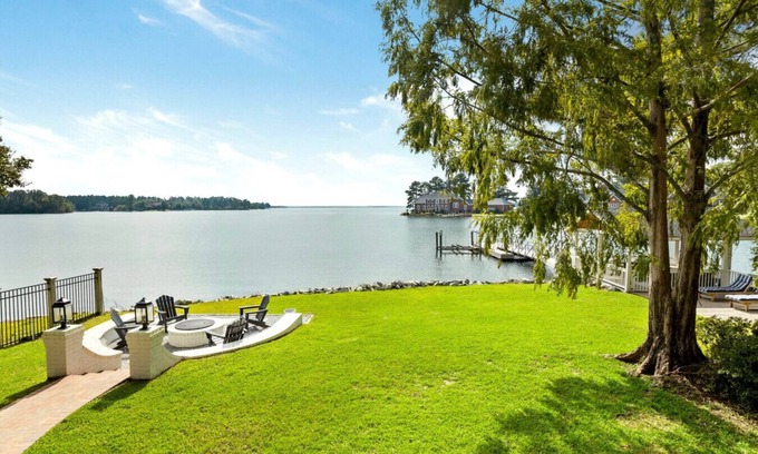 Lake Murray of Richland House | Lakeside Manor | Sleeps 10 | Pool Table & Playroom