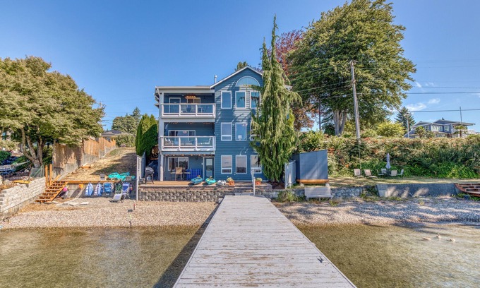 Lake Stevens House | Lakeside Oasis~ 3-level home ON the lake!