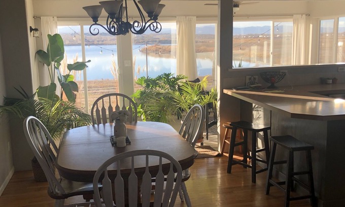 Windsor House | Lakeside retreat home in Windsor