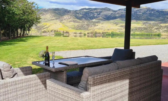 Mount Pisa House | Lakeside Retreat