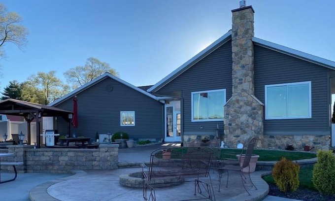 Howe House | Lakeside Retreat on Pigeon Lake