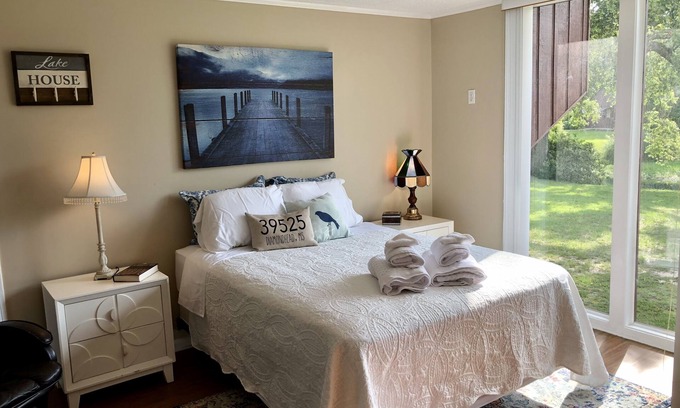 Diamondhead Apartment | Lakeside studio - Affordable Month to Month, Golf, Pools, Quiet