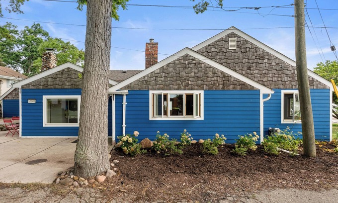 White Lake House | Lakeside Views Hot Tub Pet-Friendly