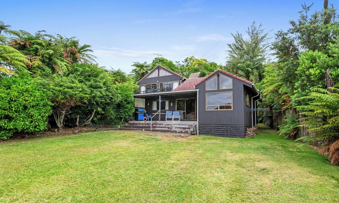 Okere Falls Cottage | Lakeside Villa - Lake Rotoiti Holiday Home
