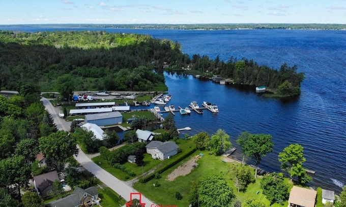 Lindsay House | Lakeview 2BR for 5 People with Sandy Beach Park for Fishing,/Swimming/Boating