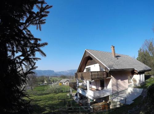 Zirovnica Apartment | Lakeview Apartment Maja near Bled