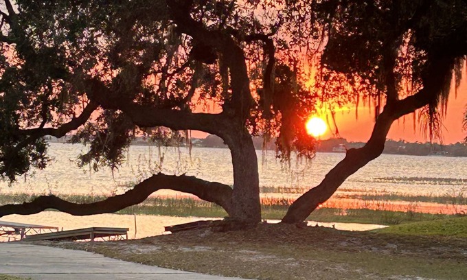 Babson Park Cottage | Lakeview Cottage Escape. Close to BOK Tower Gardens, Legoland and Disney