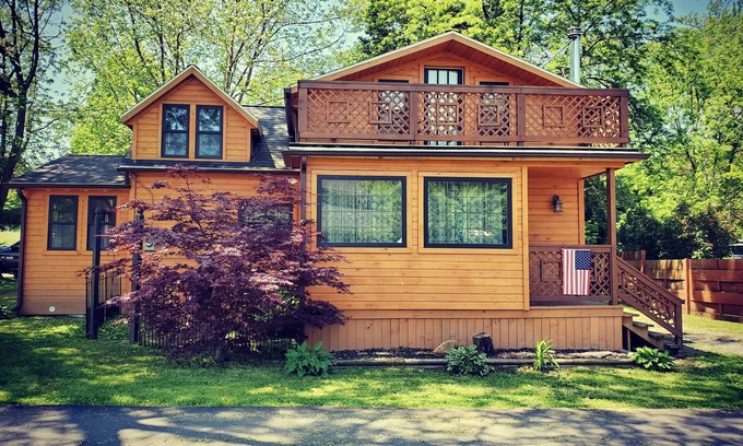 Silver Creek Cabin | LAKEVIEW Hot Tub Retreat Near Wineries!