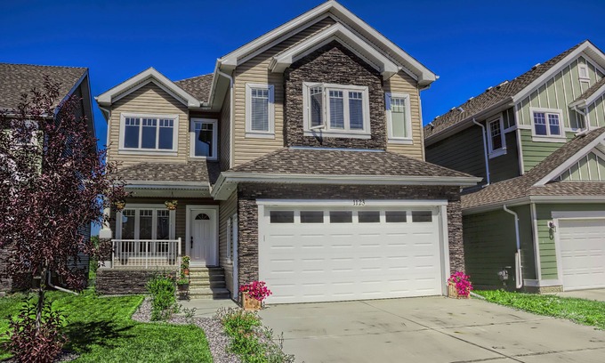 Southeast Edmonton Bed & Breakfast | Lakeview Luxurious 2 Beds w/Pool Table