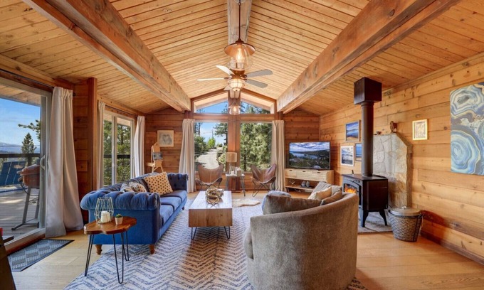 Lincoln Park House | Lakeview Mountain Escape | Hot Tub-Deck-Sleeps 10