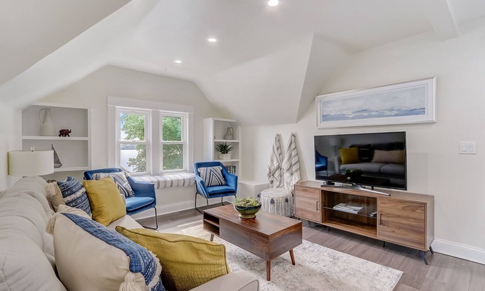 Linden Hills Apartment | LAKEVIEW RETREAT LINDEN HILLS, DINE SHOP BANDSHELL