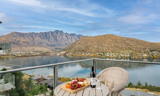 Frankton House | Lakeview Retreat - Queenstown Holiday Home