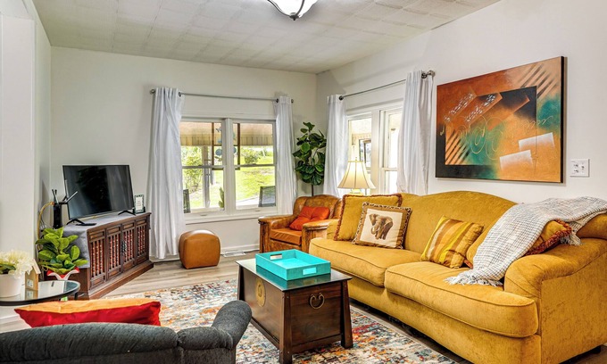 Lemon Springs House | Lakeview Vacation Rental - Walk to Crystal Lake!