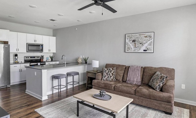 Madison Apartment | Landing | Amazing 1BD, Pool, Gym