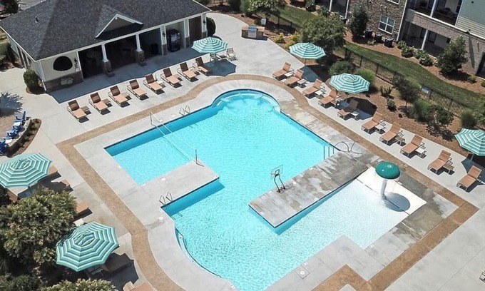 Greensboro Apartment | Landing at The Plantation at Pleasant Ridge - 2 Bedrooms in Downtown Greensboro