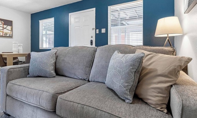Southside Apartment | Landing at Villa de Oro - Studio in South San/.