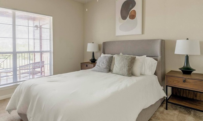 Southbelt/Ellington Apartment | Landing | Beautiful 1BD, Clubhouse, Pool