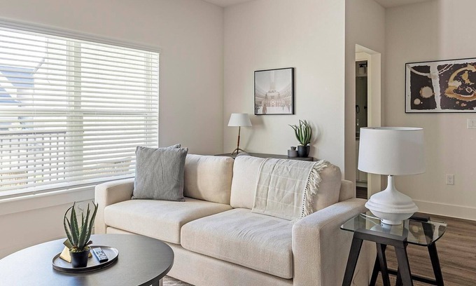 Venus Apartment | Landing | Beautiful 2BD, Clubhouse, Pool