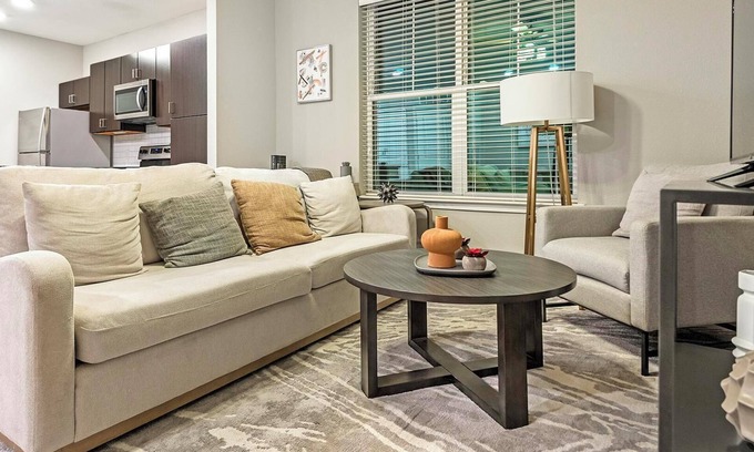 Chesterfield Apartment | Landing | Chic 1BD, Gym, Pool