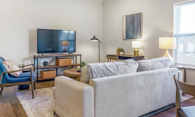 Cartersburg Apartment | Landing | Chic 2BD, Gym, Courtyard